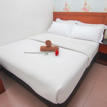 Rose Cottage Hotel Taman Daya Джохор-Бару Экстерьер фото